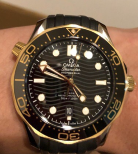 我终于拥有了一只梦寐以求的手表！欧米茄海马300，而且还是间金黑配色，这是我最喜欢的颜色。